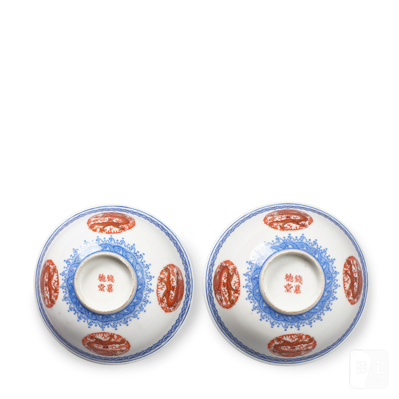 光緒晚期/民國 礬紅藍彩描金五爪團龍碗一對 | A PAIR OF BLUE-ENAMELED AND IRON-RED-DECORATED 'DRAGON' PORCELAIN BOWLS - 图2